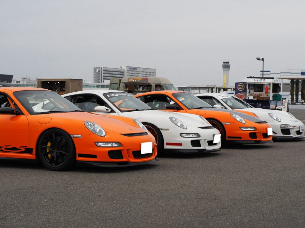 白オレンジのポルシェ